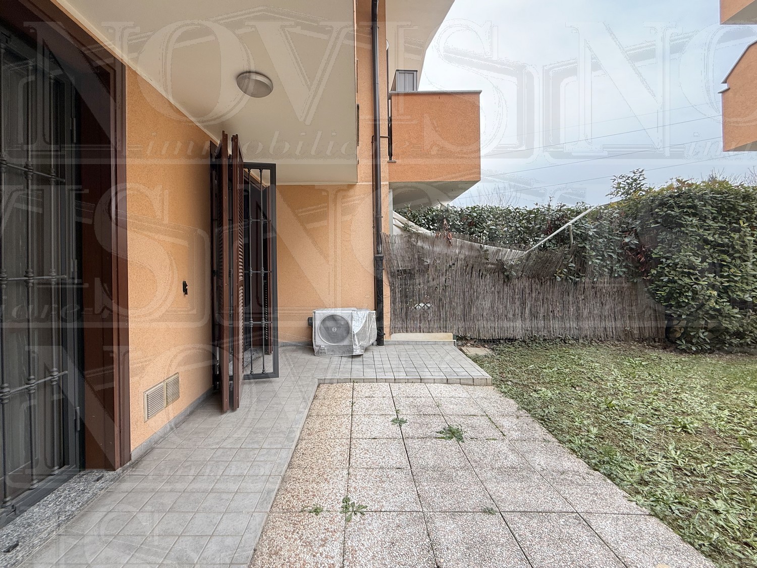 DUE locali con GIARDINO e BOX